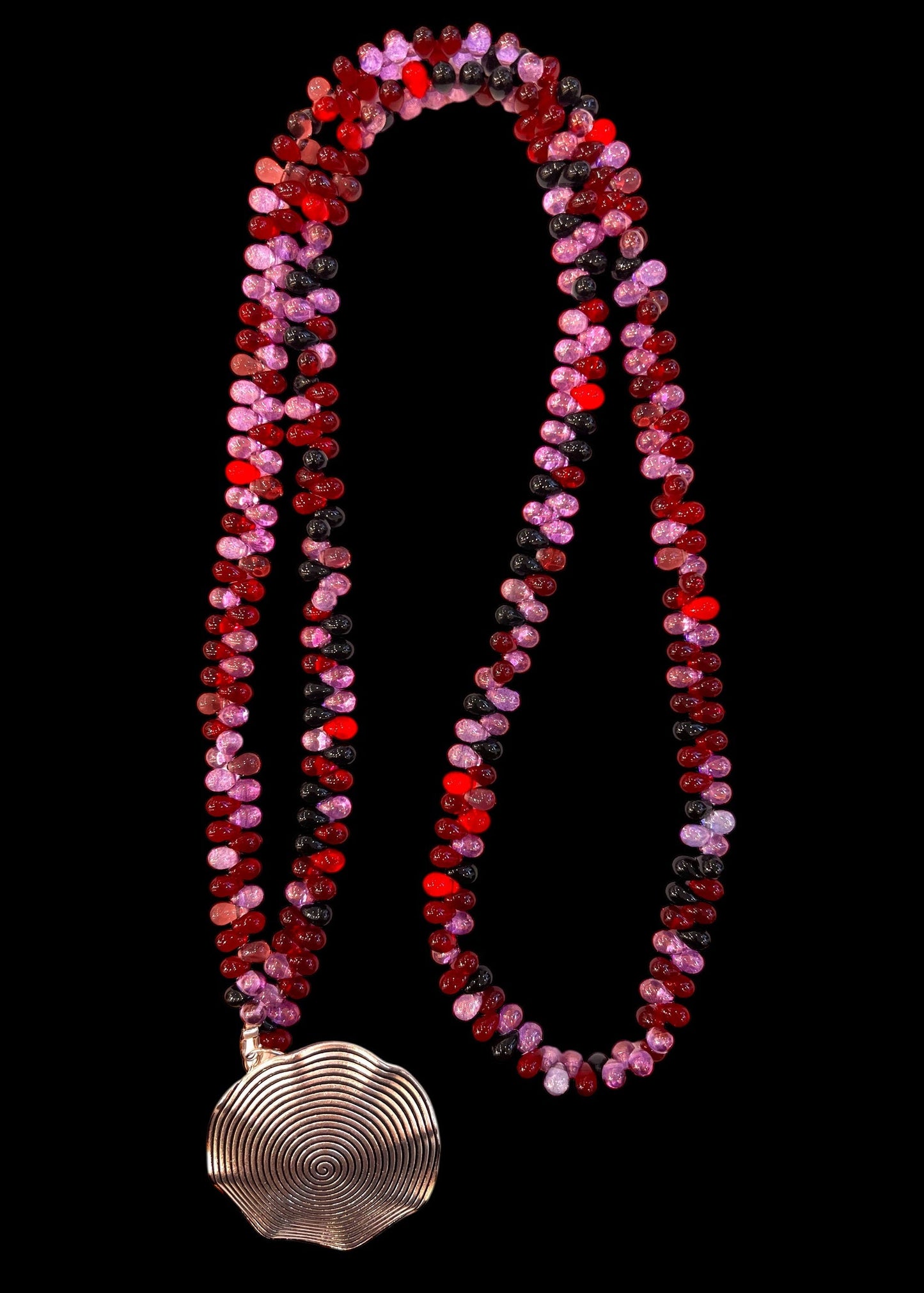 Handgefertigte Statement Kette mit Pur-Pur farbigen Glasperlen