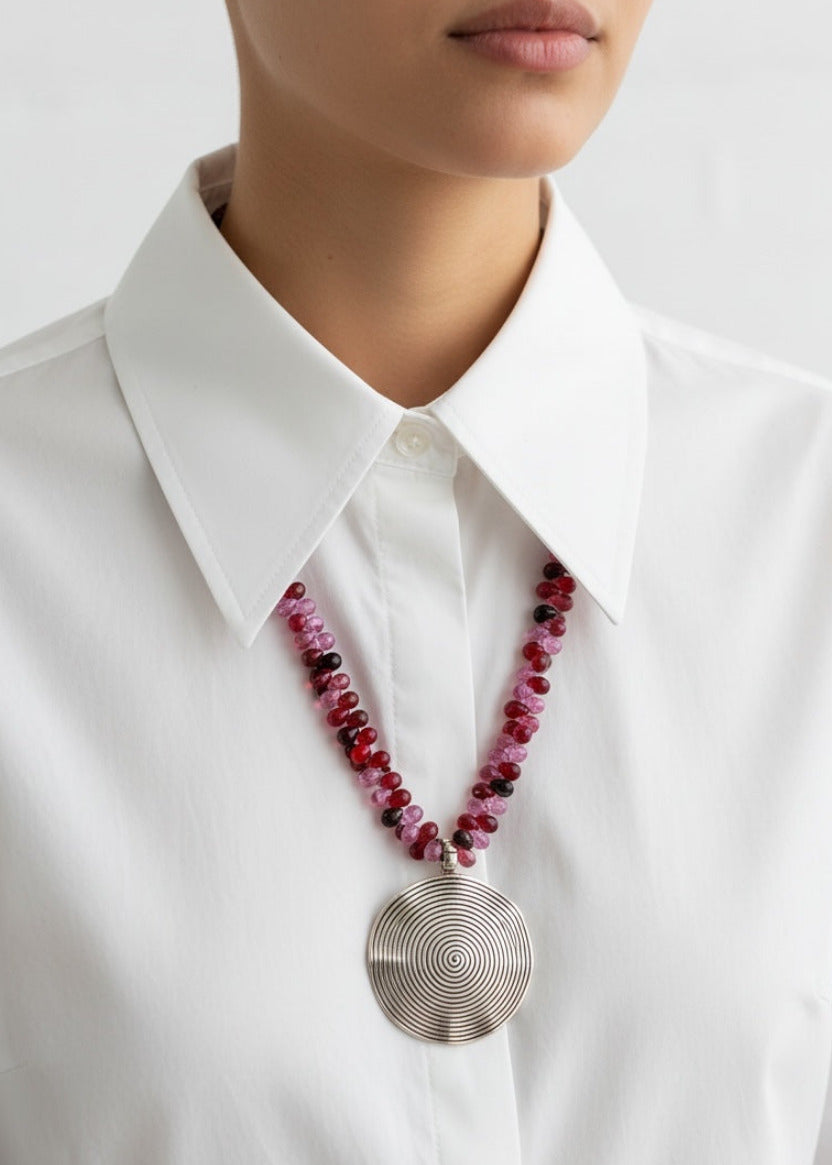Handgefertigte Statement Kette mit Pur-Pur farbigen Glasperlen